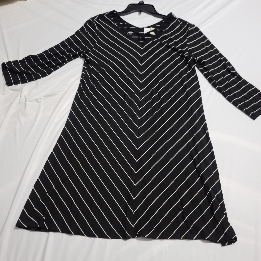 Chic Black and White Striped Long Sleeve Dress